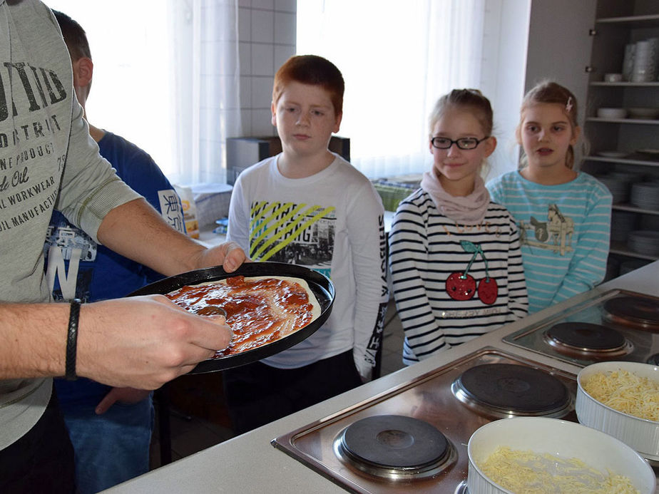 Gemeinde dankt den Sternsingern mit einem Pizzabacken 